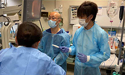 前川医師と佐野臨床工学技士が関東中央病院で「内視鏡的胃内バルーン留置術」の技術指導を行いました。