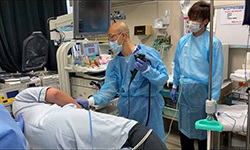 前川医師と佐野臨床工学技士が関東中央病院で「内視鏡的胃内バルーン留置術」の技術指導を行いました。