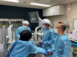 2021年1月18日(月)に、前川医師と佐野臨床工学技士が関東中央病院で「内視鏡的胃内バルーン抜去術」の技術指導を行いました