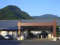 尼厳山(左)と奇妙山(右)を背景に松代温泉松代荘