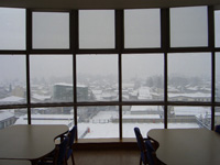 病棟のラウンジから見下ろす病院東側の雪景色