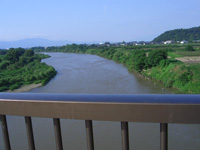 松代大橋から見下ろす千曲川。信濃川となって日本海に注ぎます