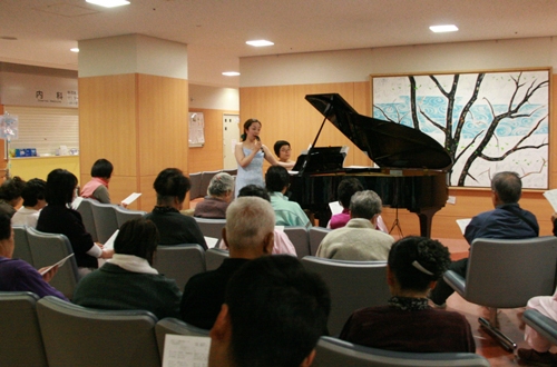 ピアノデュオによるロビーコンサートを開催