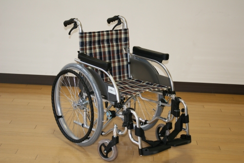 長野県A・コープより附属若穂病院に車椅子が贈呈されました