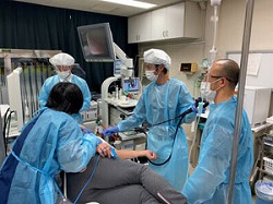 2021年1月18日(月)に、前川医師と佐野臨床工学技士が関東中央病院で「内視鏡的胃内バルーン抜去術」の技術指導を行いました
