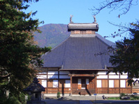 真田六文銭が刻まれた長国寺本堂