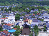 改修工事を終えた旧松代藩鐘楼と長国寺