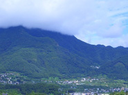 山頂付近を雨雲に覆われた奇妙山