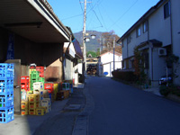 町内至る処に神社仏閣があります(写真突き当たりは祝神社)
