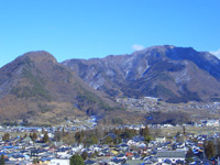 冬の尼厳山と奇妙山