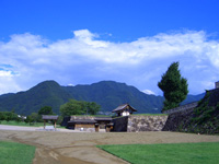 城趾から眺める9月の尼厳山と奇妙山