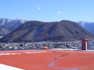 病院屋上ヘリポートから１月の皆神山