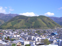 新緑の皆神山
