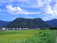 8月の皆神山