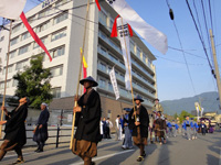 毎年10月に開催される松代真田祭(背景は松代病院)