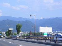松代大橋から眺める松代町。中央は皆神山とロイヤルホテル