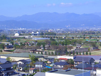 病院屋上から眺める松代城趾、後方には高速長野道
