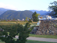 反対に松代城趾から眺める当院(その左には皆神山)