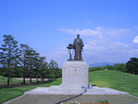 郷土の偉人である佐久間象山先生の銅像もあります