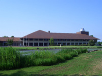 公園内にある長野市博物館。プラネタリウムも併設しています