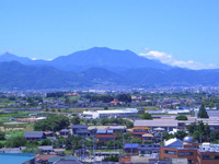病院屋上から眺める飯綱山(飯縄山)。よーく見ると右奥に妙高山