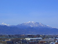 早春の高妻山(左)、飯綱山(中央)、その右稜線上に妙高山