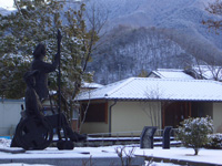 病院隣の真田公園から雪の象山