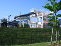 本格的ウォータースライダー完備の市民プール(夏期のみ営業)