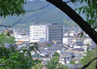 山頂付近から眺める松代病院