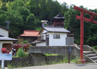 幾重にも並ぶ鳥居が伏見稲荷を思わせる竹山稲荷