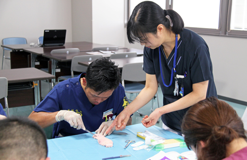 先輩女性医師と研修医