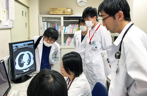先輩女性医師と研修医