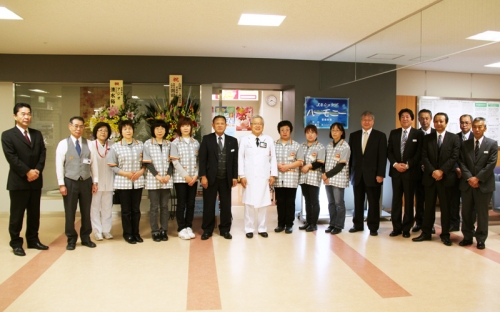 売店ハーモニーがリニューアルオープン、「長野県りんごの日」りんご贈呈式