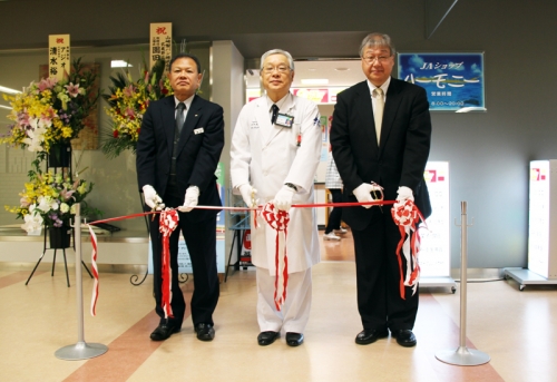 売店ハーモニーがリニューアルオープン、「長野県りんごの日」りんご贈呈式