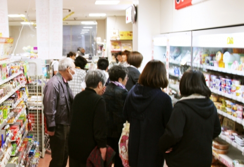 売店ハーモニーがリニューアルオープン、「長野県りんごの日」りんご贈呈式