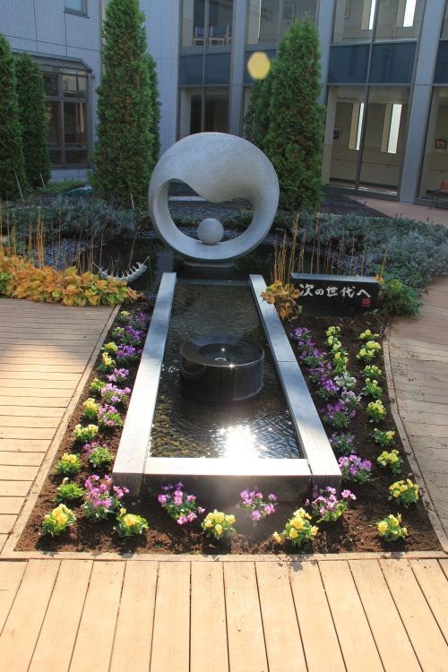 園芸福祉あんずの会による、中庭パティオの花壇の植替え