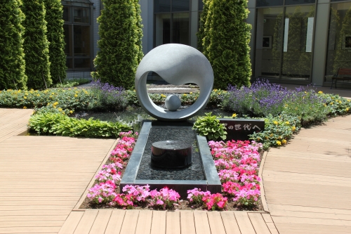 中庭花壇の植替えを行いました