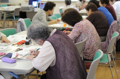介護予防教室「身近なものを使って、認知症を予防しよう」を開催しました