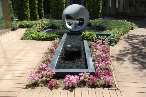 中庭パティオの花壇の植替えを行いました