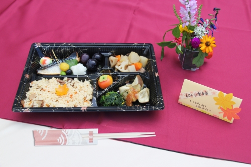 入院患者さんの昼食で「秋の行楽弁当」が提供されました