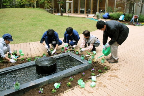 中庭パティオ 秋の花壇の植替えを行いました