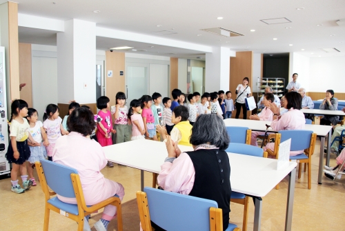 「花の日」松代幼稚園の皆さんが病棟を訪問しました