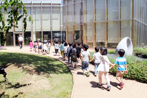 「花の日」松代幼稚園の皆さんが病棟を訪問しました