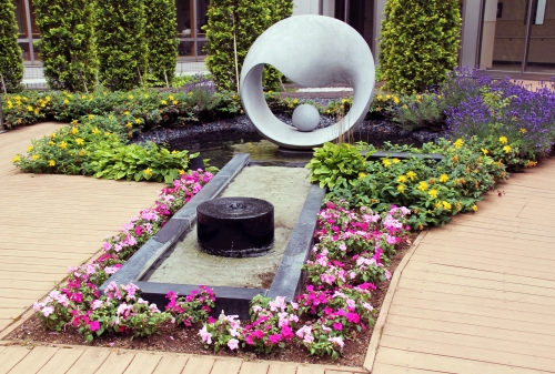 中庭パティオの花壇の植替えを行いました