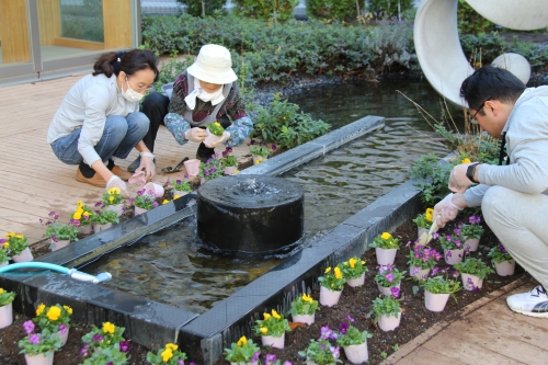 中庭パティオ 秋の花壇の植替えを行いました