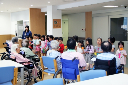 「花の日」松代幼稚園の皆さんが病棟を訪問しました