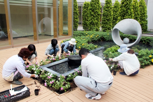 中庭パティオの花壇の植替えが行われました(6/8)