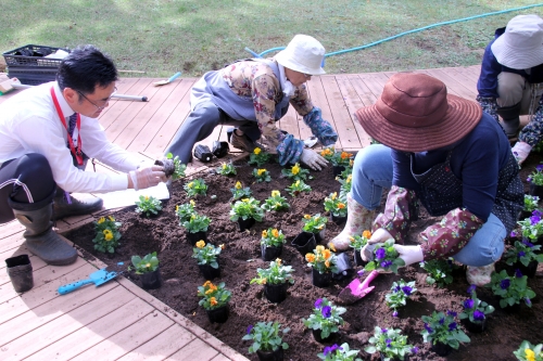 中庭パティオの花壇の植替えが行われました(10/26)