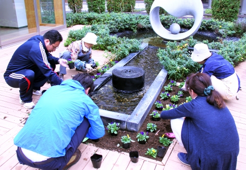 中庭パティオの花壇の植替えが行われました(10/26)