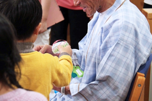 松代幼稚園の皆さんから入院患者さんへクリスマスプレゼント(12/5)